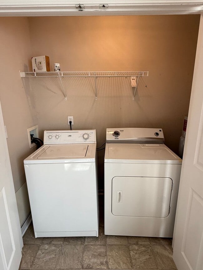 Building Photo - Roommate friendly floorplan minutes from downtown