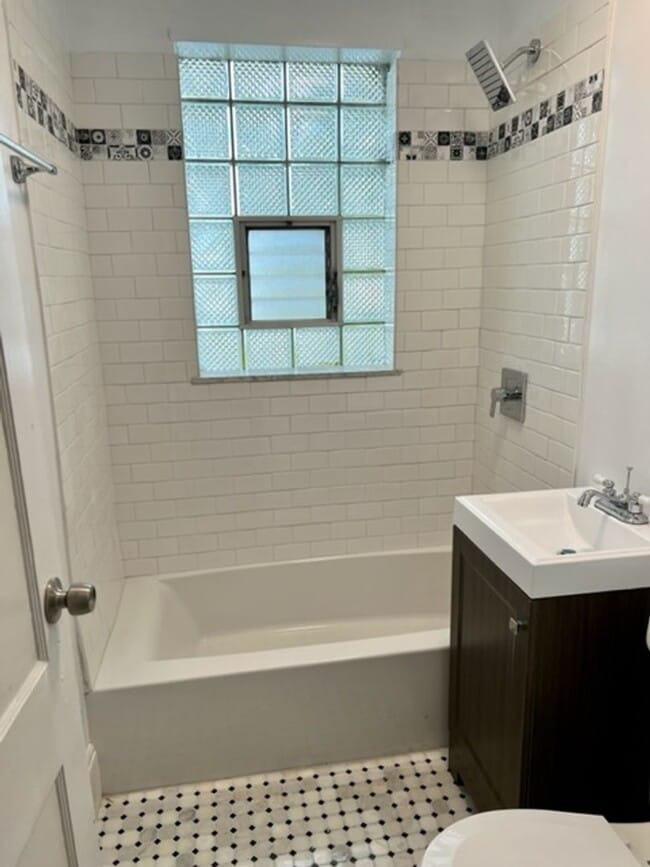 Building Photo - 1 Bedroom 1 Bath Townhome in Point Breeze