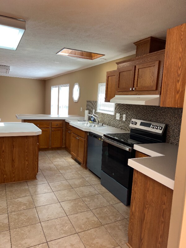 Building Photo - 420 Decker St