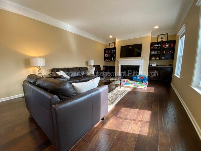 Building Photo - 449 Beech Dr