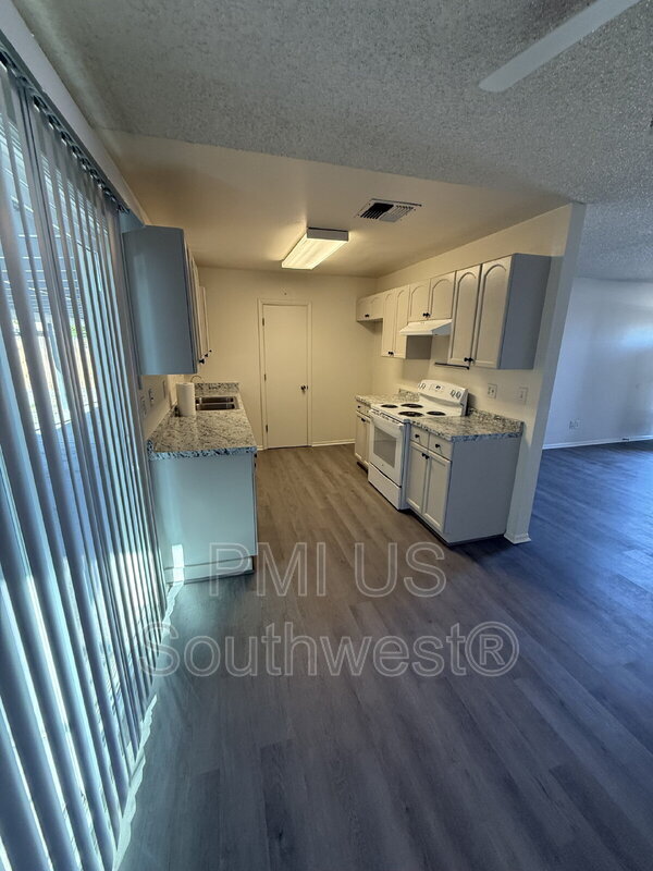 Building Photo - 664 Honeysuckle Rd