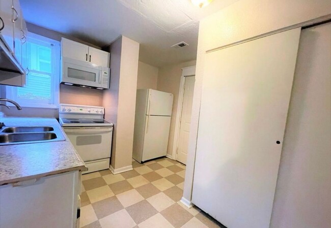 Building Photo - AVAILABLE NOW! RENT SPECIAL! 2 Bed 1 Bath ...