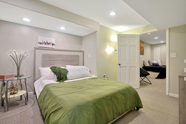Building Photo - 2655 Molitor Rd