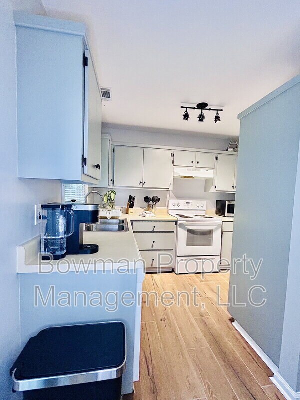 Building Photo - 255 Camelot Dr