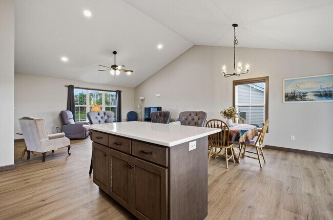 Building Photo - 557 Cannondale Ave