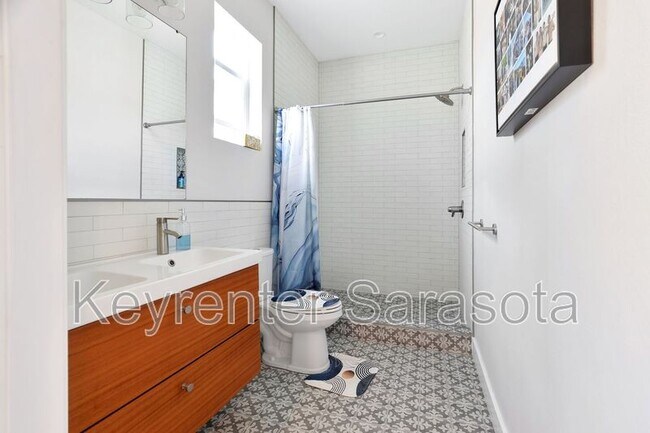 Building Photo - 2056 Roselawn St