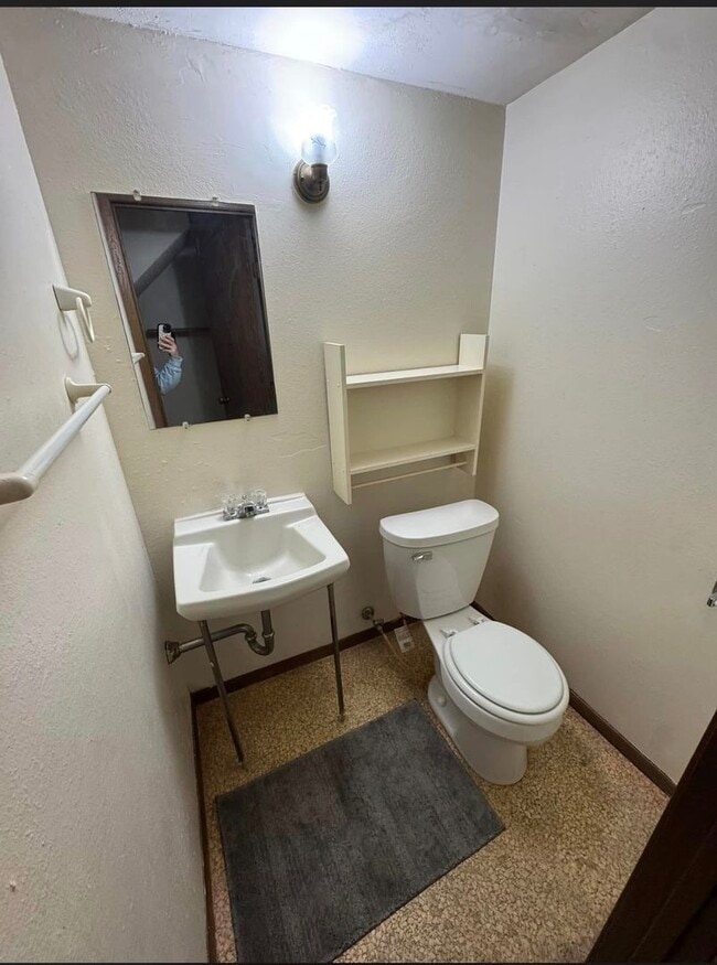 Building Photo - 743 Westridge Rd