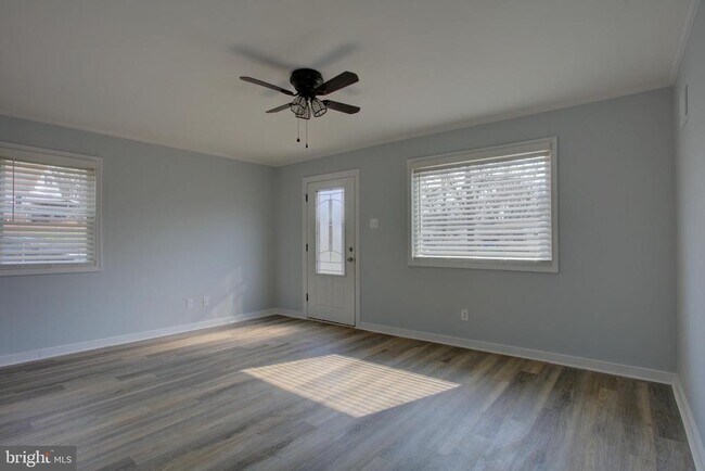 Building Photo - 232 Cabbel Dr