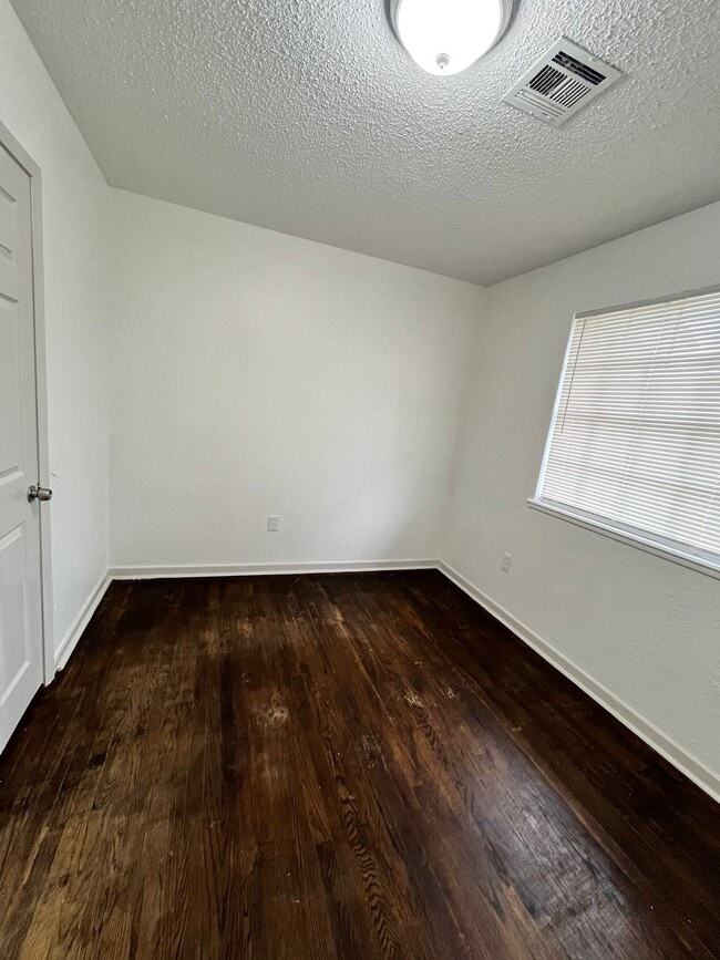Building Photo - 5808 NW Kinyon Ave