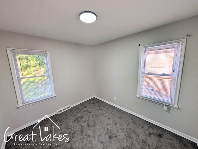 Building Photo - Cozy 2 Bedroom 1 Bathroom now available fo...