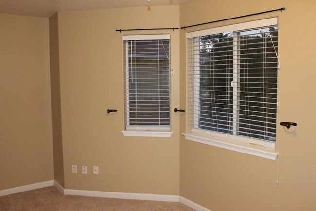 Building Photo - 2 Bed 1.5 Bath - Gas Heat - Garage - Yard Maintenance - Pet Friendly