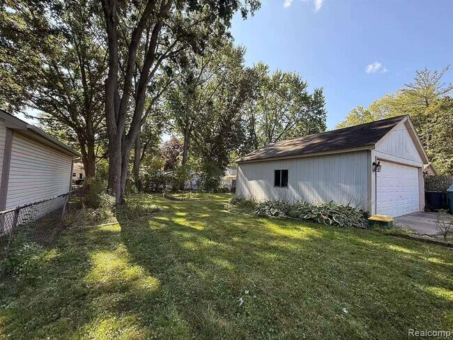 Building Photo - 3245 Parker Dr