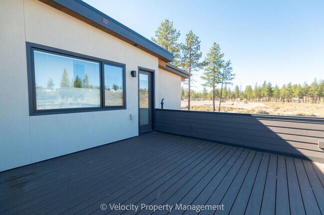 Building Photo - M713