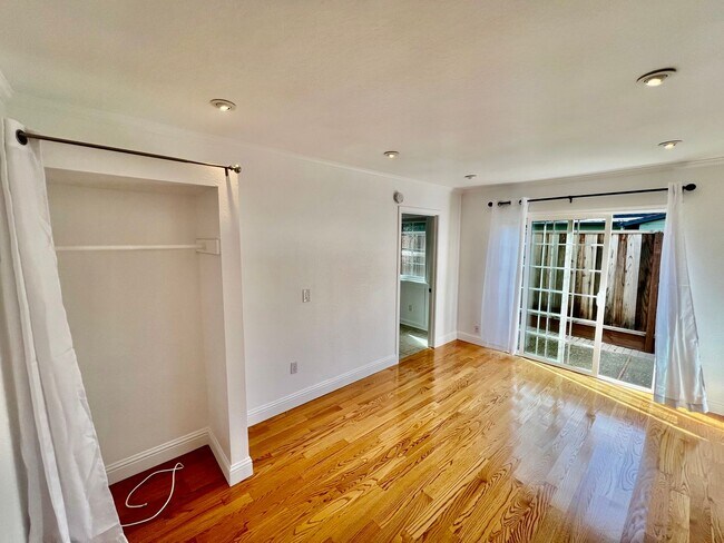 Building Photo - Willow Street Charm! 3 bedroom 1.5 bathroom home in Pacific Grove