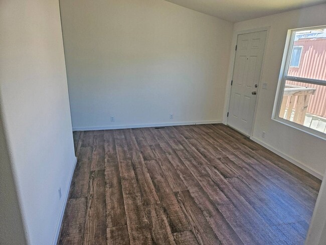 Building Photo - 573 E Sullivan St