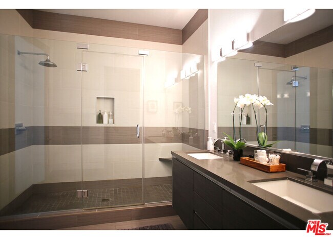 Building Photo - 1211 N Garbo Ln