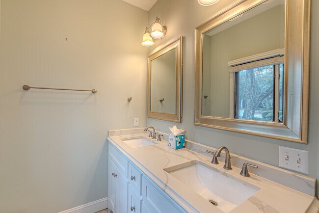 Building Photo - 8 Heath Dr