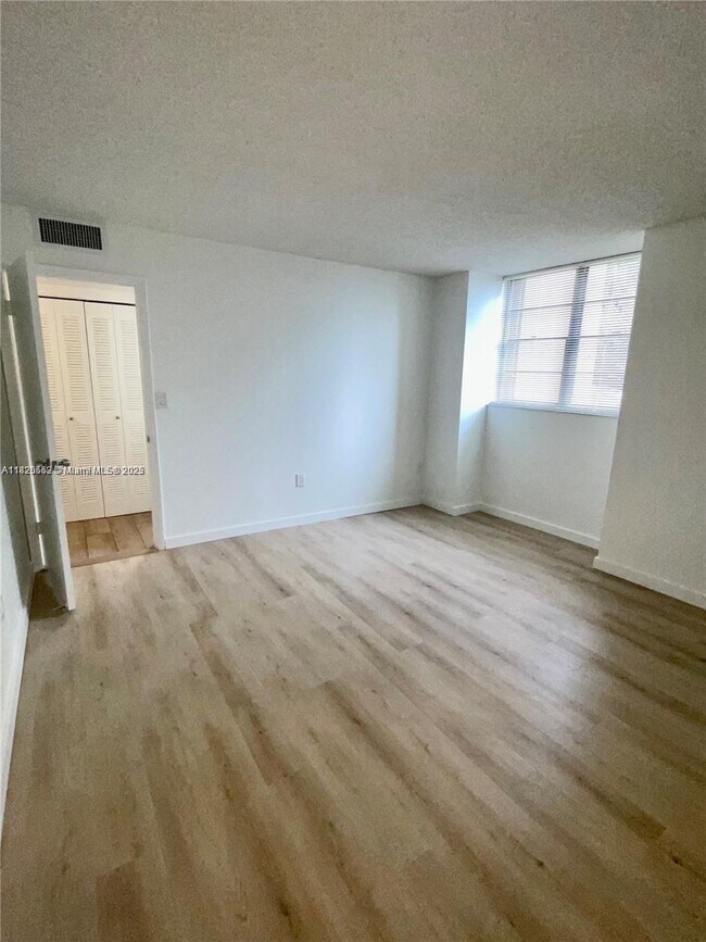Building Photo - 10425 SW 112th Ave