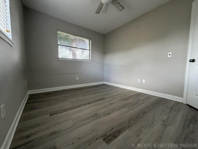 Building Photo - 1633 SE Arapaho Ave