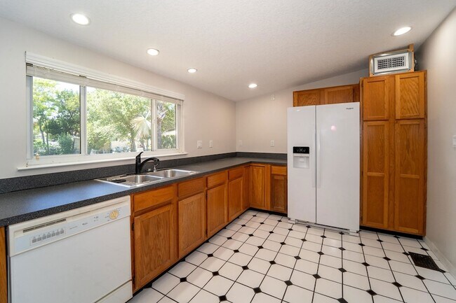 Building Photo - 31 Menendez Rd