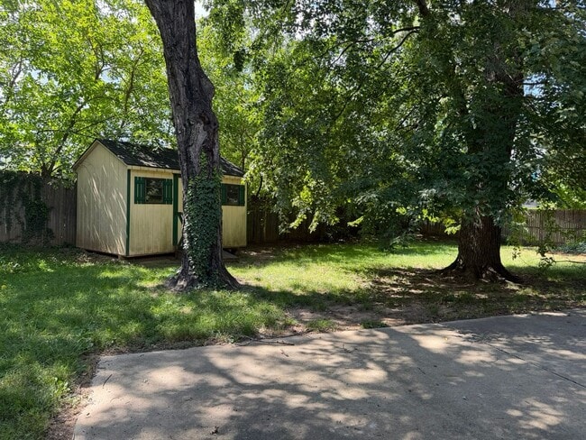Building Photo - 13100 Cabinwood Dr