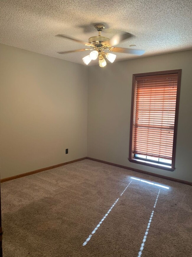 Building Photo - Private 1-Acre Retreat with Pool, Screened...