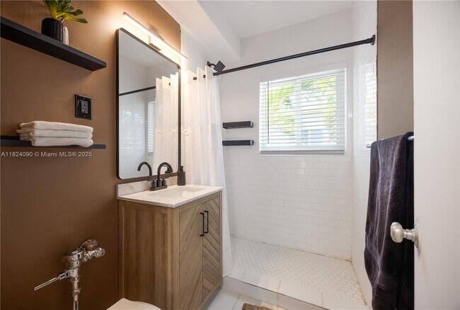 Building Photo - 1110 Venetian Way