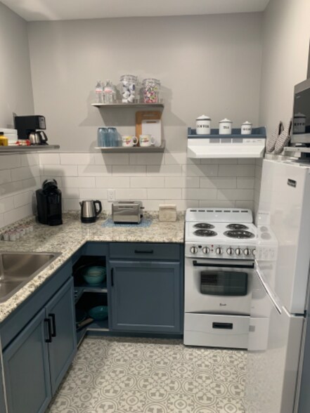 Building Photo - 102 Meadow Run Ln