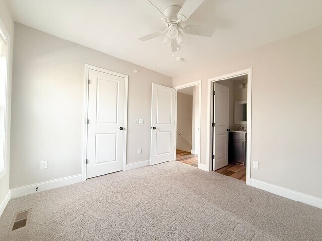 Building Photo - 5200 Oak Pt Ct