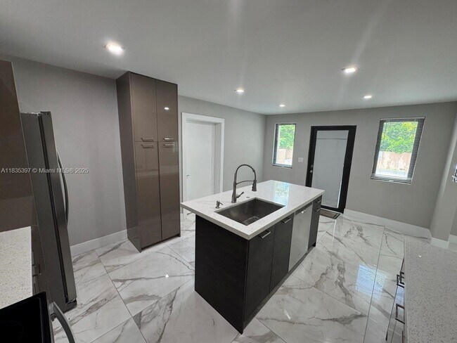 Building Photo - 15011 Coconut Ct