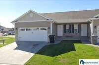 Building Photo - Spacious 4 Bed, 3 Bath Townhome with finished Basement