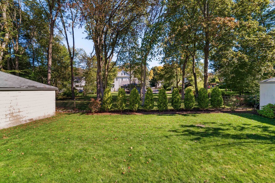 Shared yard - 27 Payne Rd