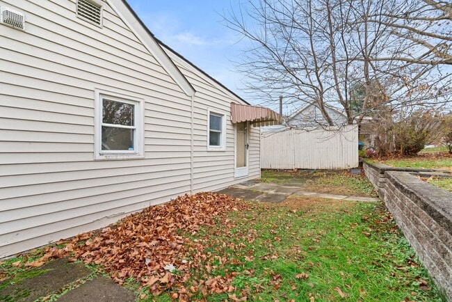 Building Photo - BLACK FRIDAY DEAL! SCORE 50% OFF 1ST MONTH'S RENT IF SIGNED BY NOV. 28! Beautiful 1 Bedroom home ...