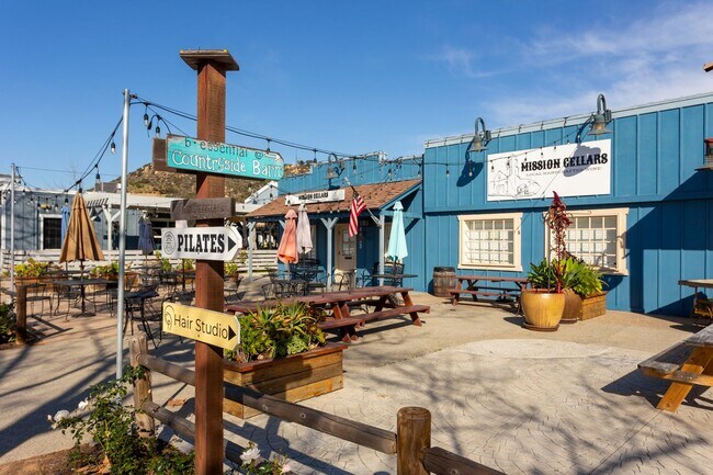 Building Photo - 2 WEEKS FREE! Gorgeous 1 BR with AC and Pa...