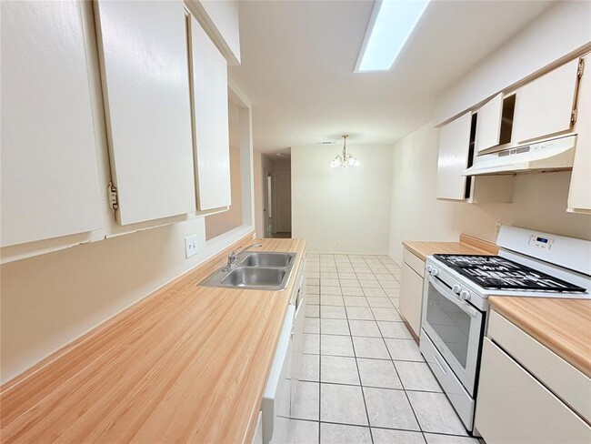Building Photo - 405 Parkhill Cove
