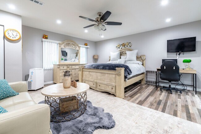 Building Photo - Adorable Studio for Rent - Short Term Fully Furnished!