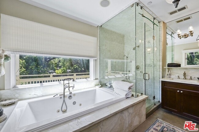 Building Photo - 1430 Bonnell Dr