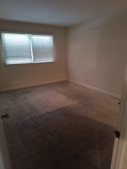 Building Photo - 2890 Carriage Dr