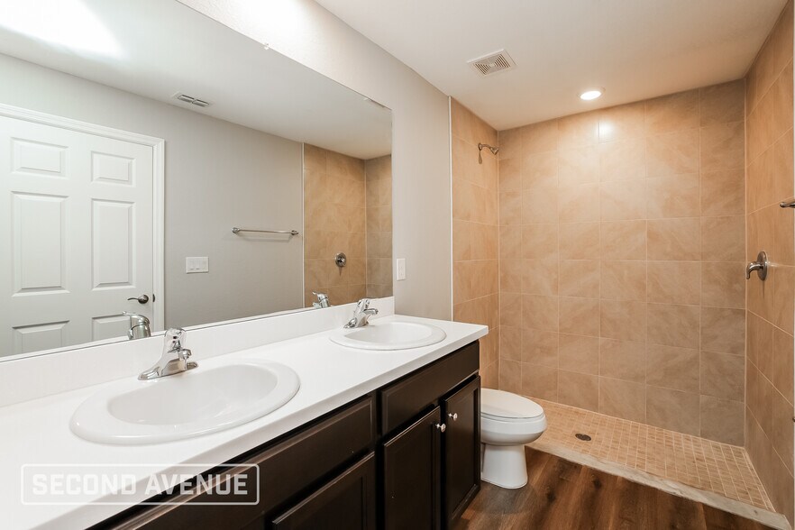 Building Photo - 230 Malden Ave S