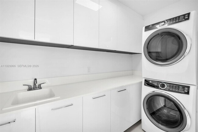 Building Photo - 151 N Seabreeze Blvd