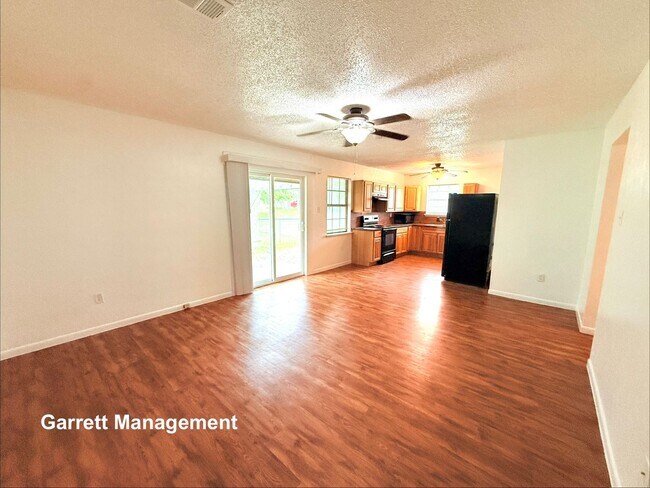 Building Photo - Spacious 3/1.5 Home for Rent!