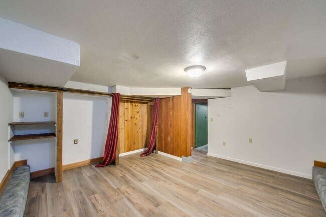 Building Photo - Charming 3-Bedroom Home with Spacious Base...