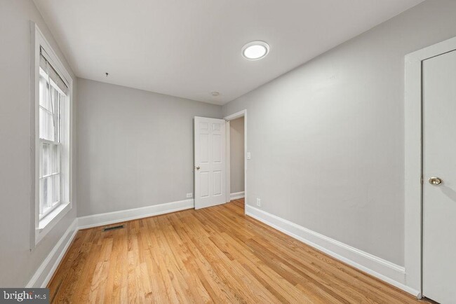 Building Photo - 1124 C St NE