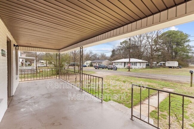 Building Photo - 2419 Circle Dr