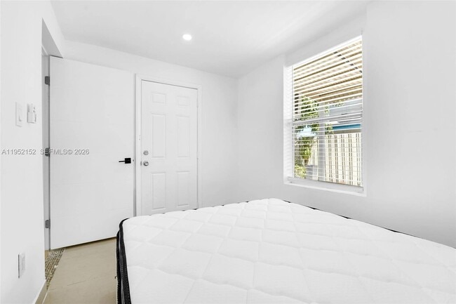 Building Photo - 2419 Coolidge St