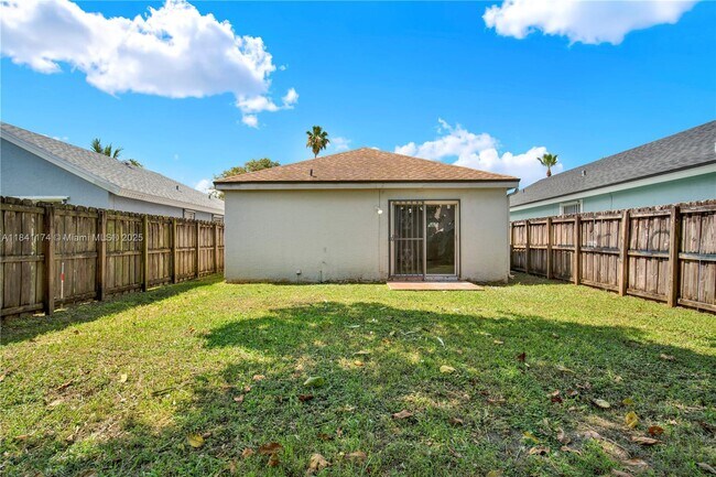 Building Photo - 941 SW 7th Ct