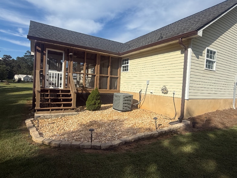 Building Photo - 136 Baxter Rd SE