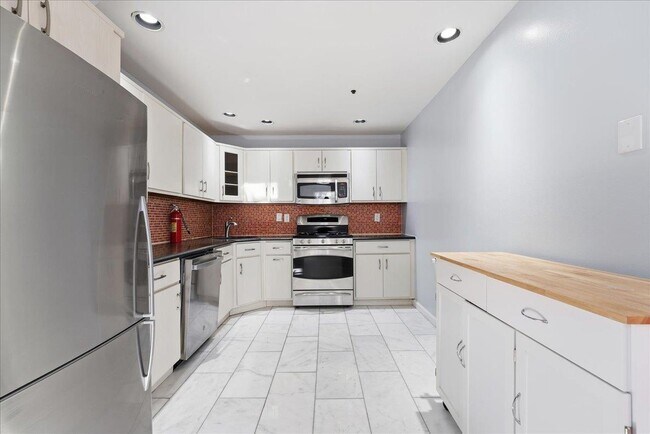 Building Photo - 600 Jefferson St