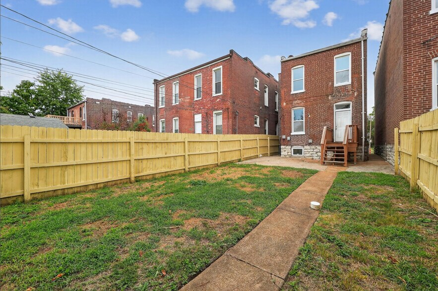 Fenced-in back yard - 4372 Gibson Ave
