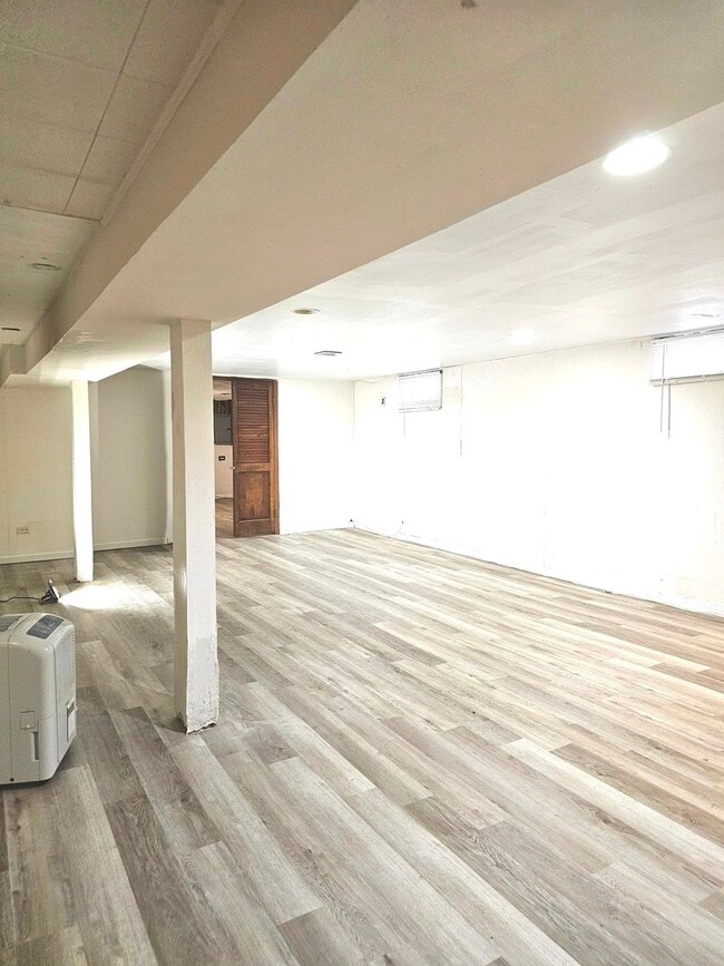 Building Photo - 8823 Mango Ave